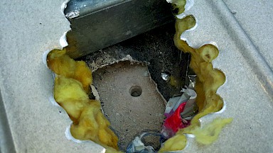 Dachaufbau aus versteckten Asbestzement-Wellplatten unter neuer Eindeckung aus Profilblech mit krebserzeugender Mineralfaserdämmung