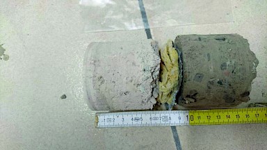 Bodenplatte aus Stahlbeton mit Trittschalldämmung aus krebserzeugenden Mineralfasermatten unter Estrich